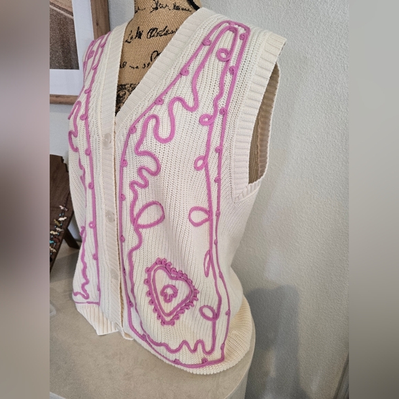 Lalavon NWT Women's Cream and Pink Embroidered V Neck Button Front Sweater Vest - Picture 7 of 14